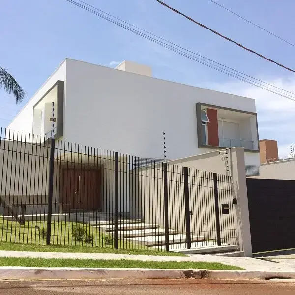 Muro com grade e pedras