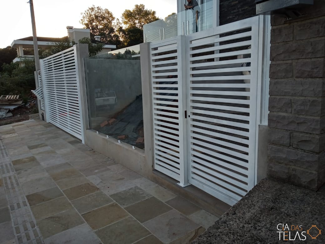 Muro com grade e vidro