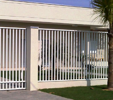 Muro com grade e cerca elétrica