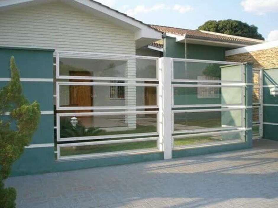 Muro com grade e concertina