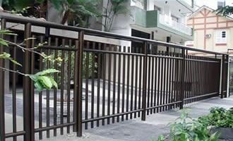 Muro com grade baixo