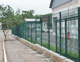 Muro com grade vertical