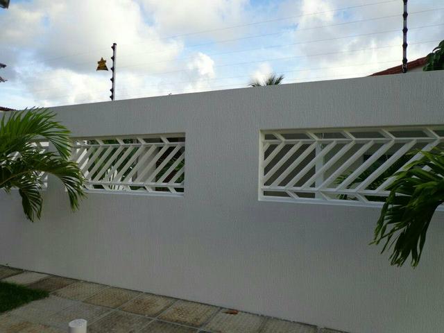 Muro de concreto com grade