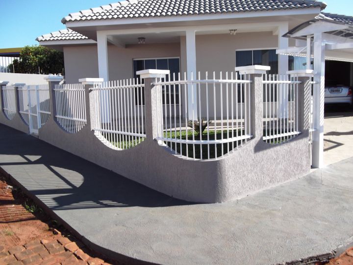 Muro de ferro com grade