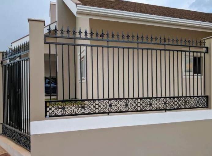 Muro com grade e portão