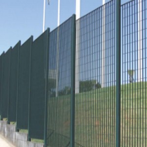 Muro com grade e iluminação