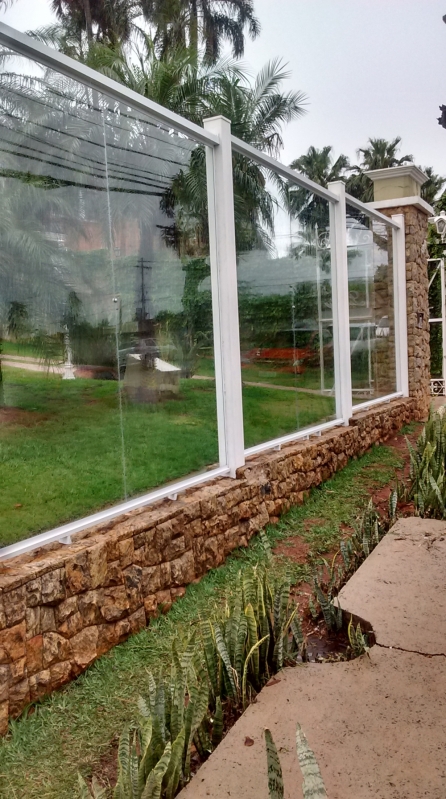 muro de vidro com torres de inox