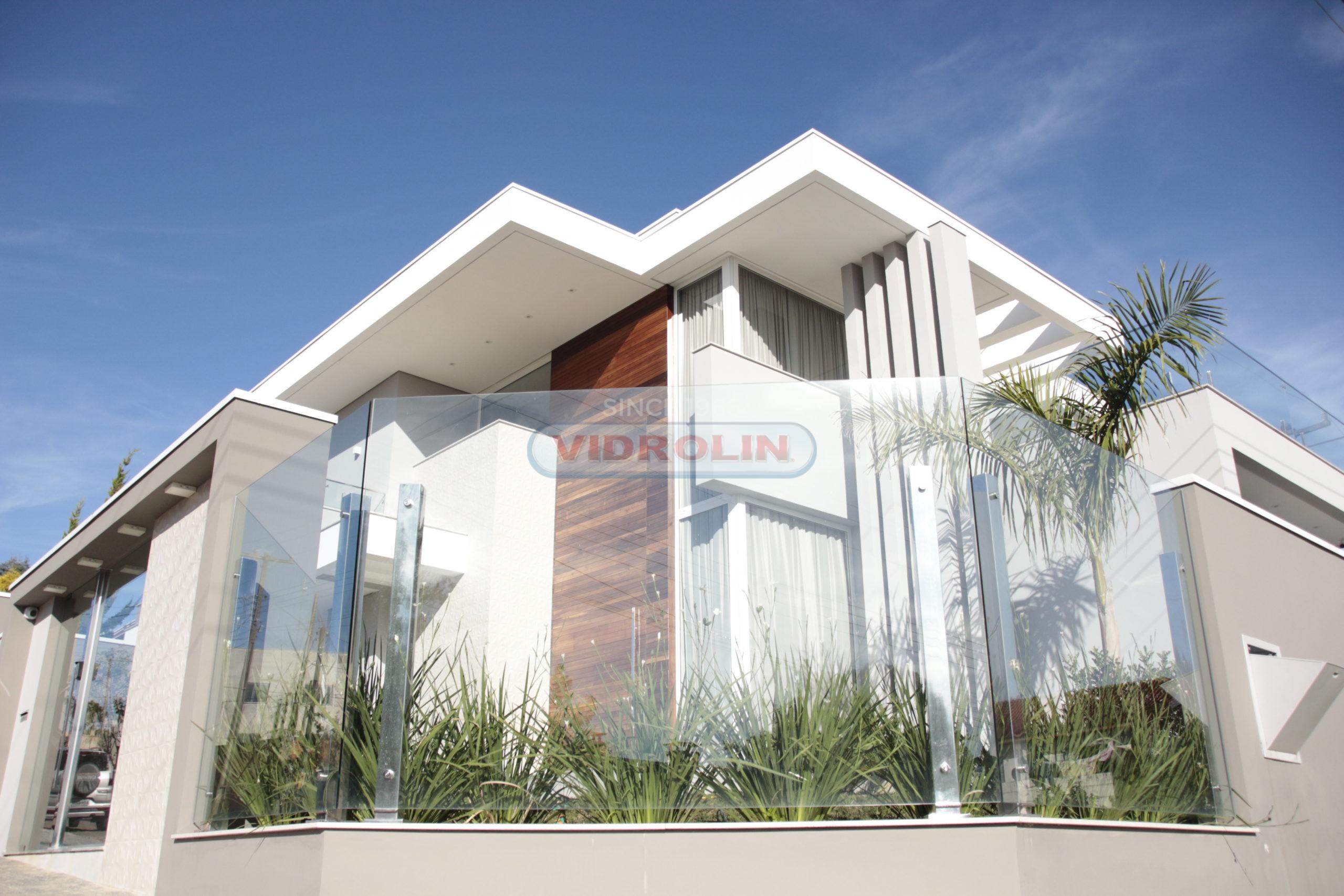 fachada com muro de vidro