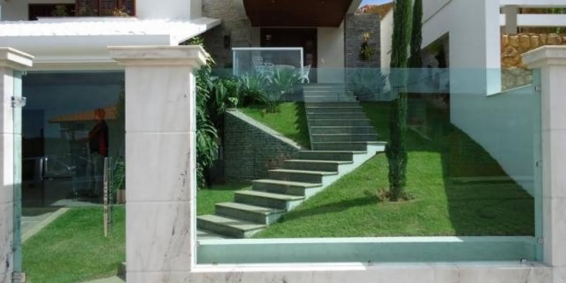 fachada com muro de vidro
