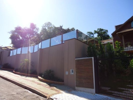 grade de vidro para muro