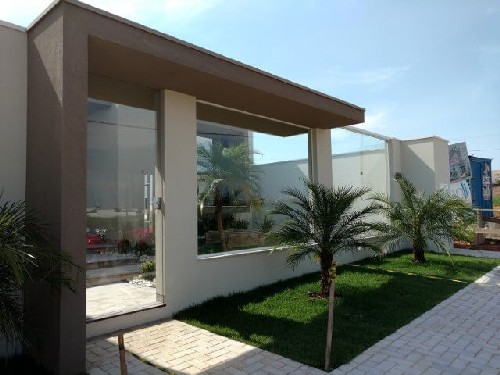 muro de vidro com pedras