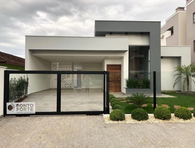 muro de vidro e madeira