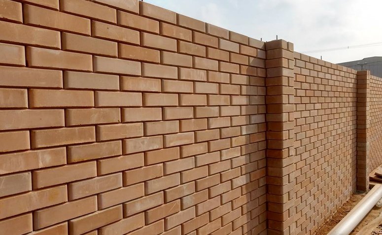muro de tijolos de demolição