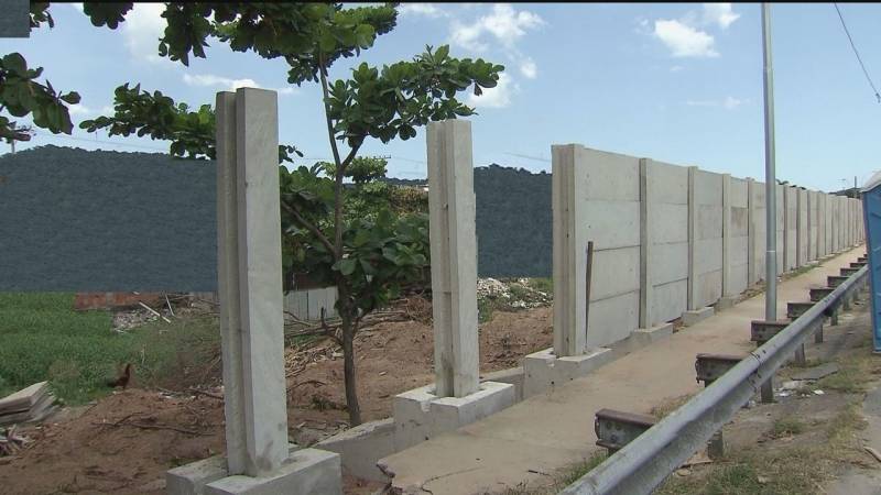 Muro pré-moldado com acabamento tijolinho aparente