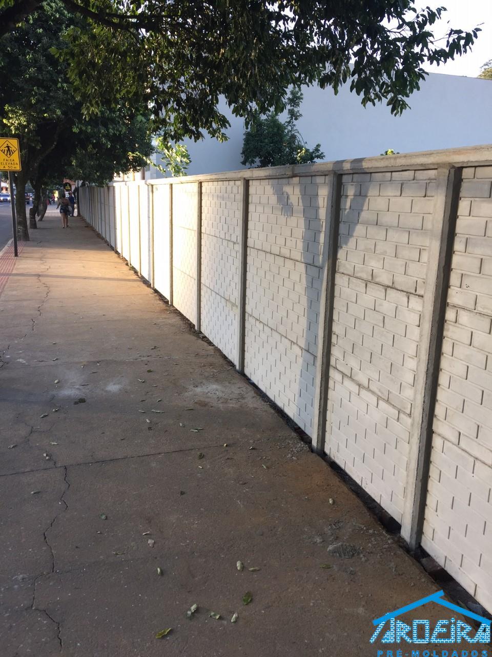 Muro de placas de concreto com relevo de tijolo