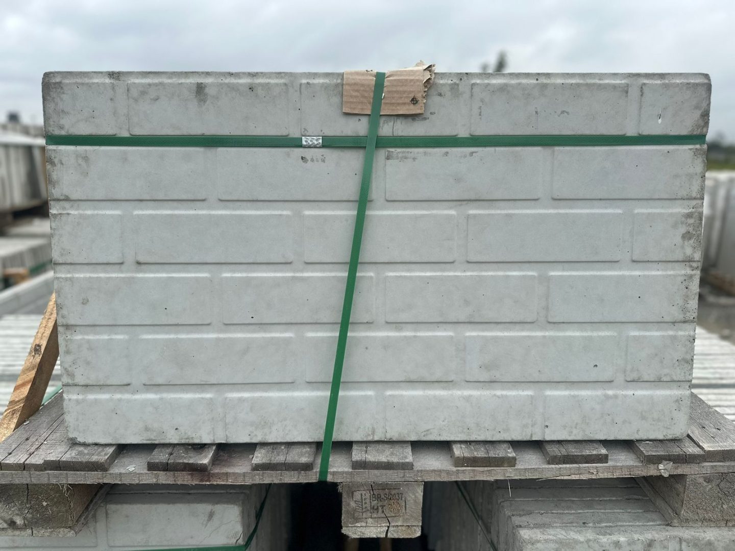 Muro de placas de concreto com relevo de tijolo