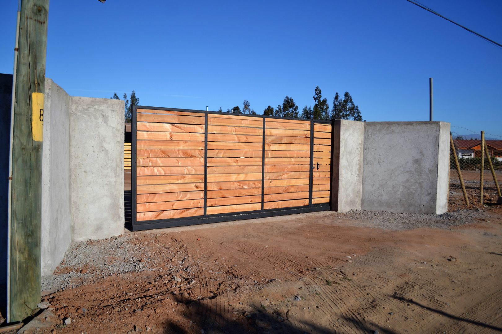 muro simples com portão de vidro