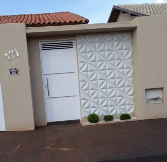 muro simples com portão de madeira