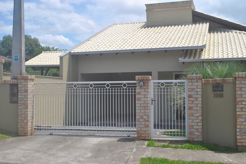 muro simples com portão moderno