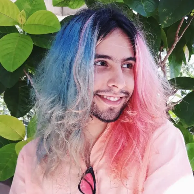 5 ideias de títulos:
1. Desvendando o Universo Não-Binário: Um Guia Completo
2. Pessoas Não-Binárias Famosas: Ícones de Visibilidade
3. Linguagem Neutra: Como se Comunicar de Forma Inclusiva
4. Entendendo as Identidades Não-Binárias: Agênero