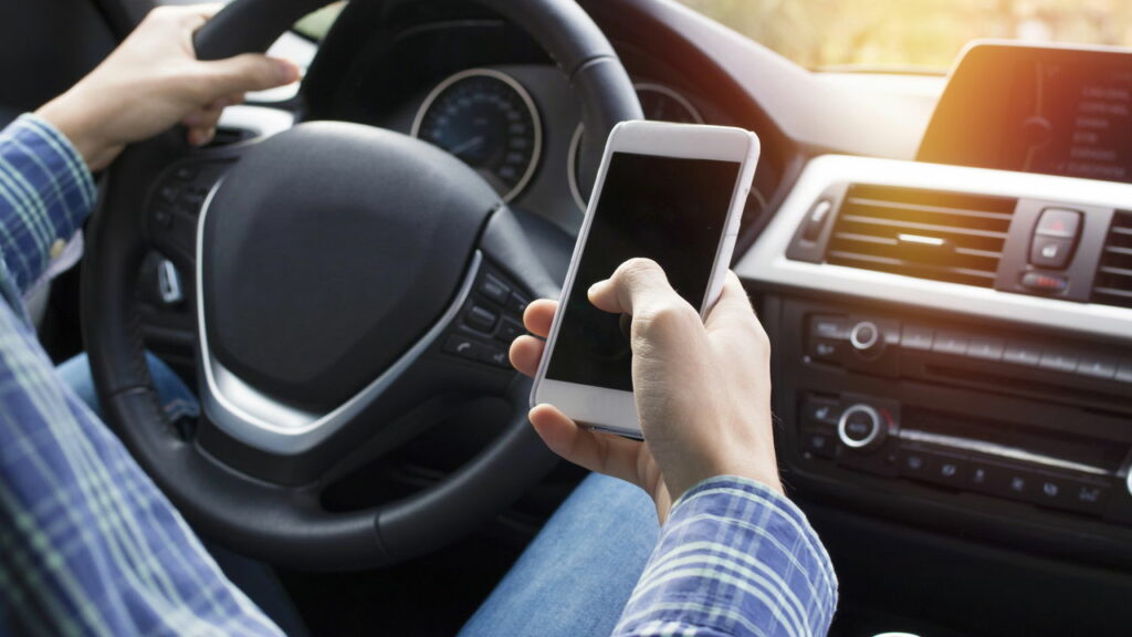 O que diz o Art. 252 do CTB sobre celular