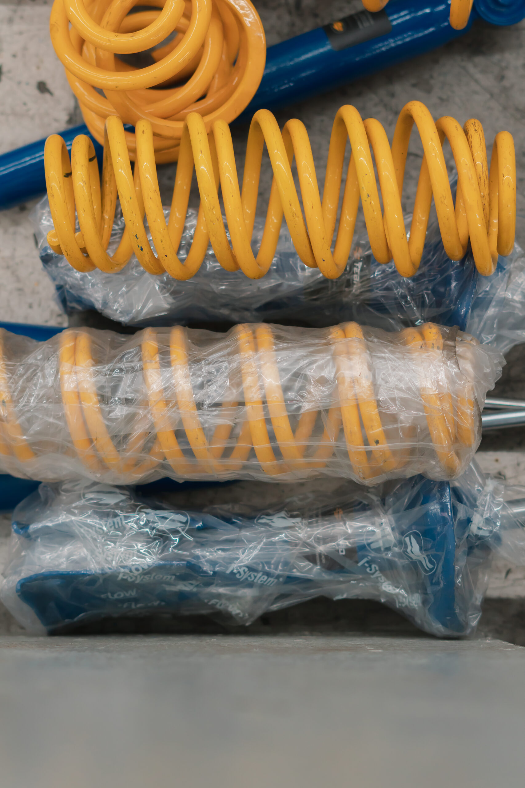 Molas Esportivas e Amortecedores de Haste Curta: Entenda os Componentes da Suspensão Fixa