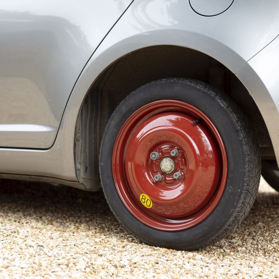 Como Usar o Estepe de Emergência Corretamente em Caso de Furo