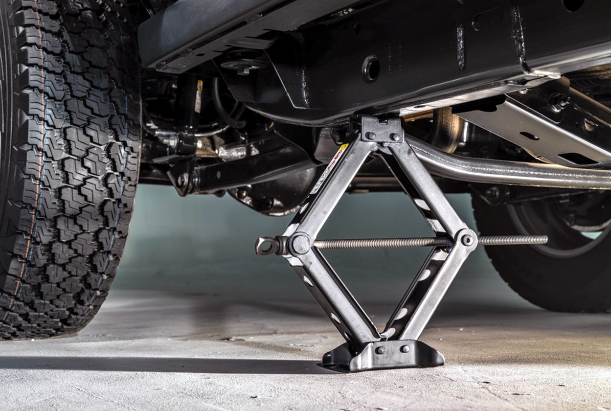 Guia Completo: Como Trocar o Pneu do Carro com Segurança