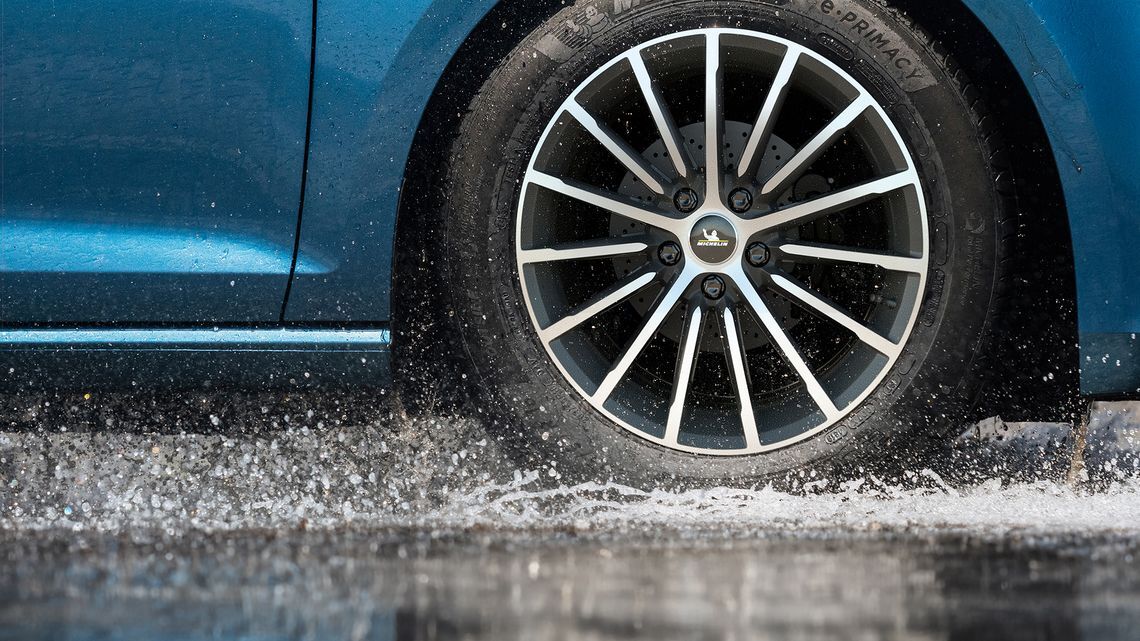 o que fazer em caso de aquaplanagem na estrada