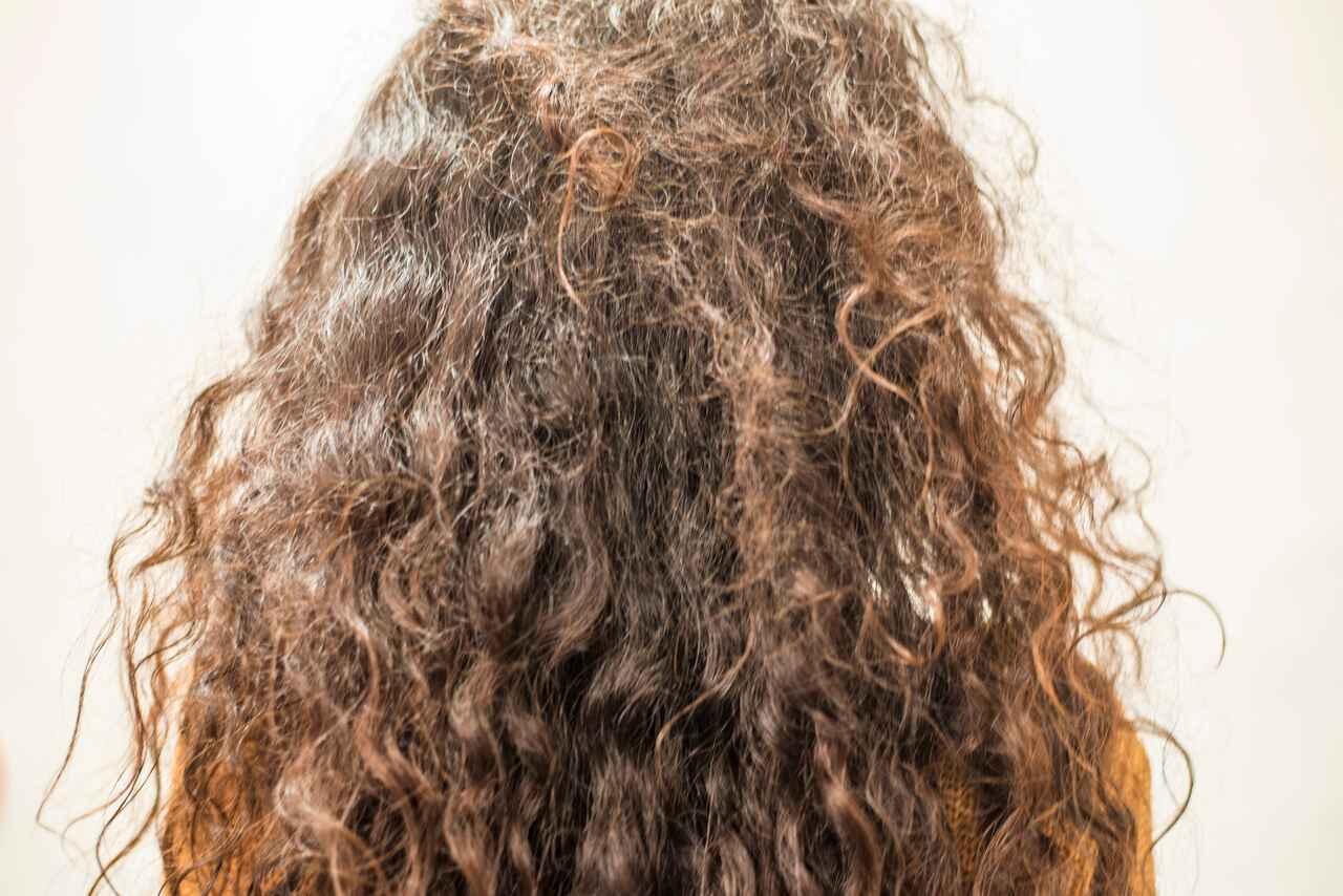 o que causa frizz no cabelo