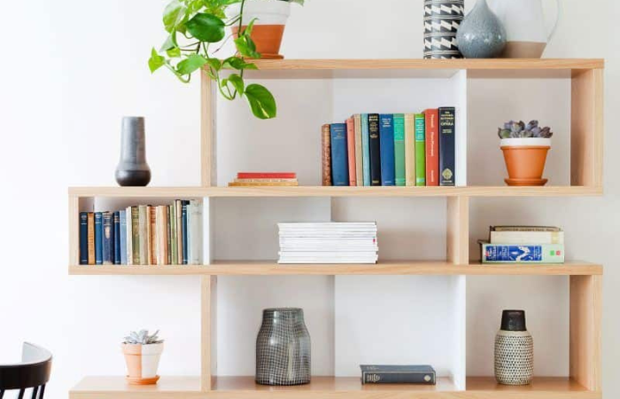 Estilo minimalista vs. maximalista: qual o melhor para sua estante?