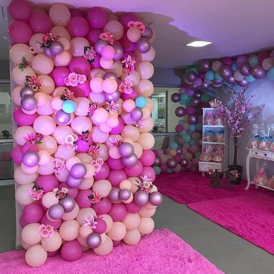 painel de balões simples na parede para aniversário
