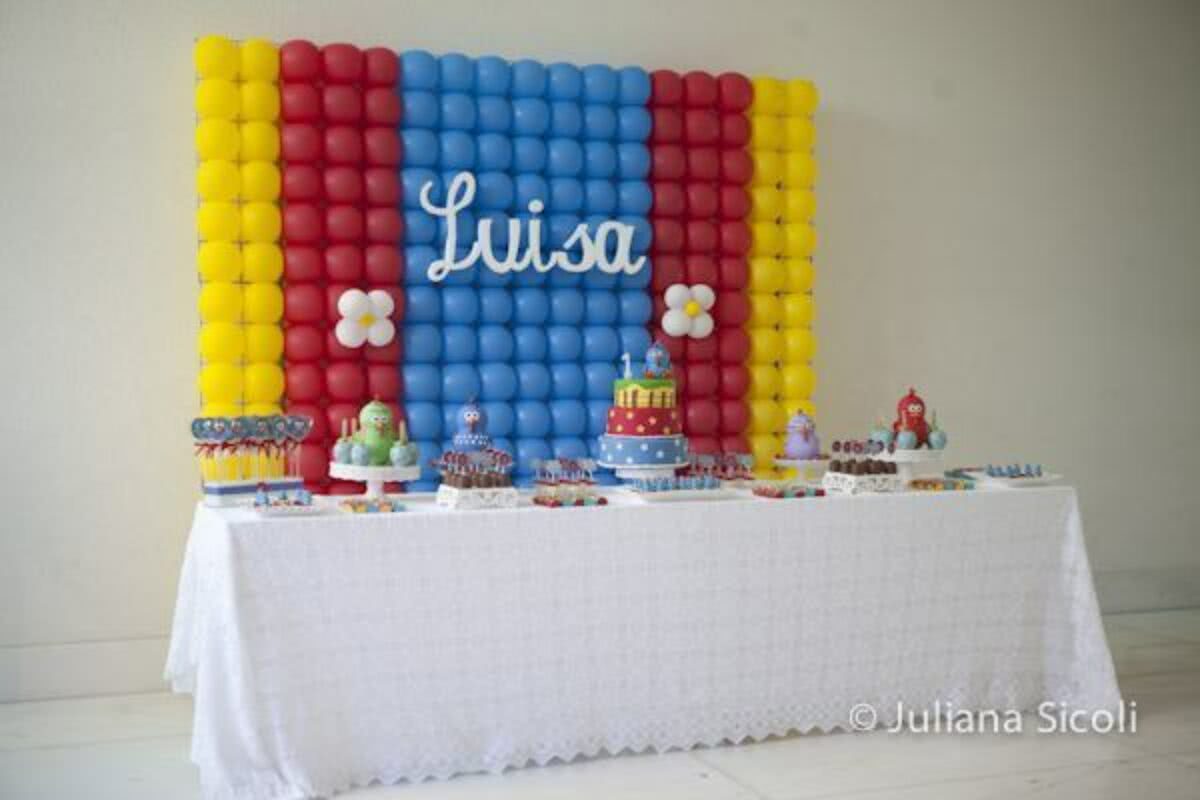 decoração de parede com balões para festa infantil