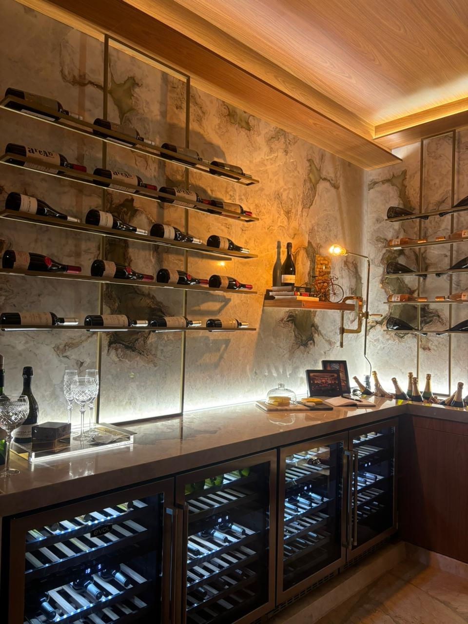 5 ideias de títulos para posts sobre parede vinho:
1. Parede Vinho: Como Usar Essa Cor Sofisticada na Sua Decoração
2. 7 Dicas Essenciais para Pintar sua Parede de Cor Vinho
3. Adega de Parede: A Solução Elegante para Amantes de Vinho
4. Revestimento de Parede com Caixas de Vinho: Um Toque Rústico e Sustentável
5. Combinando Cores com a Parede Vinho: Guia Completo