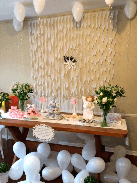 ideias de decoração com cortina de crepom e balões para festas infantis