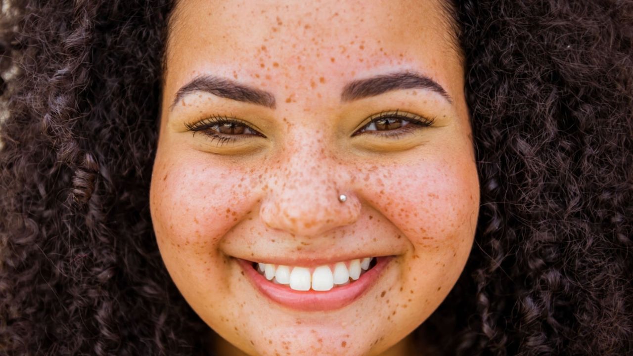 Guia Completo de Maquiagem para Realçar ou Esconder Sardas