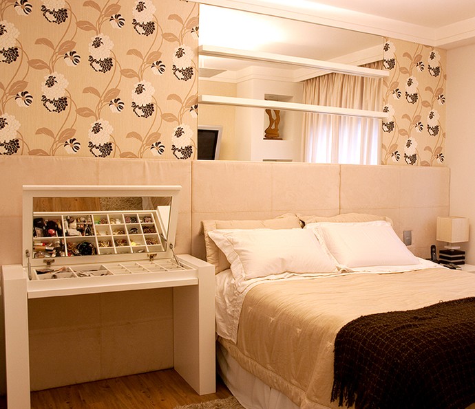 penteadeira ao lado da cama