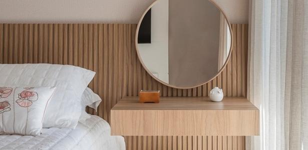 penteadeira ao lado da cama