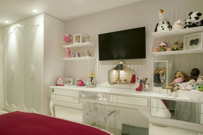 penteadeira ao lado da cama