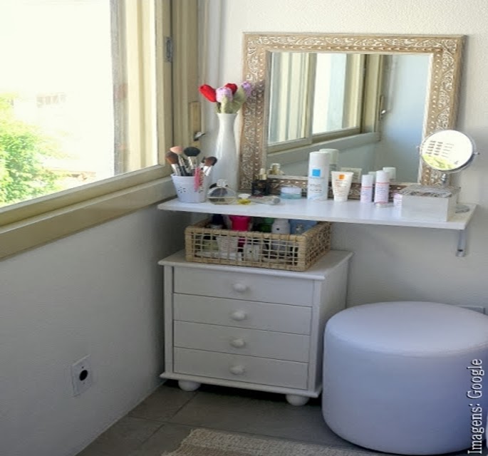 penteadeira ao lado da cama