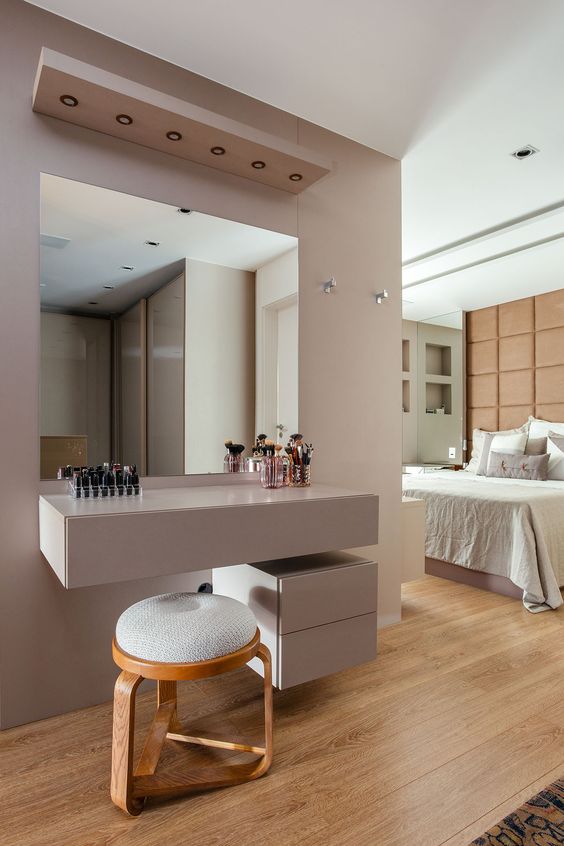 penteadeira ao lado da cama