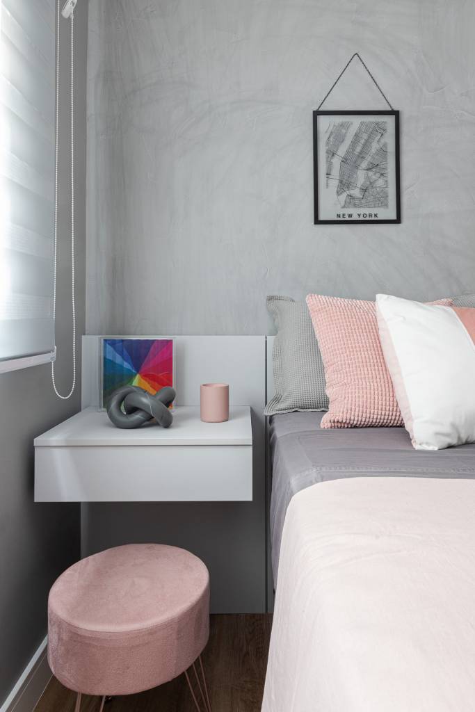 penteadeira ao lado da cama