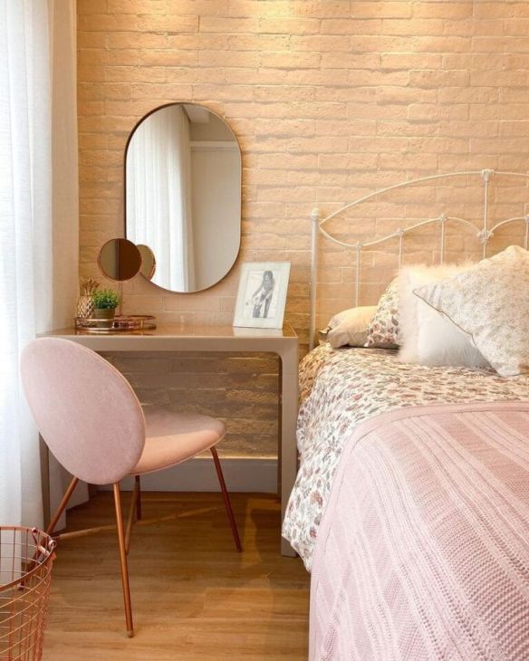 penteadeira ao lado da cama