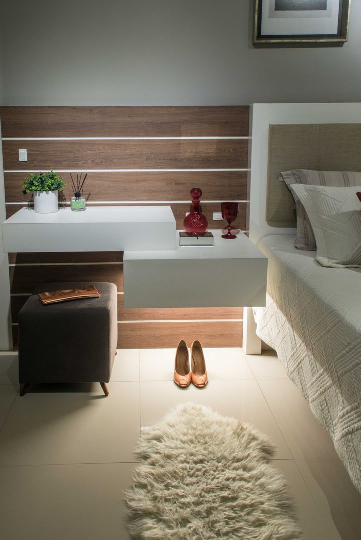 penteadeira ao lado da cama