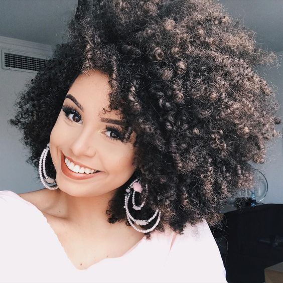 penteados cabelo curto cacheado para festas