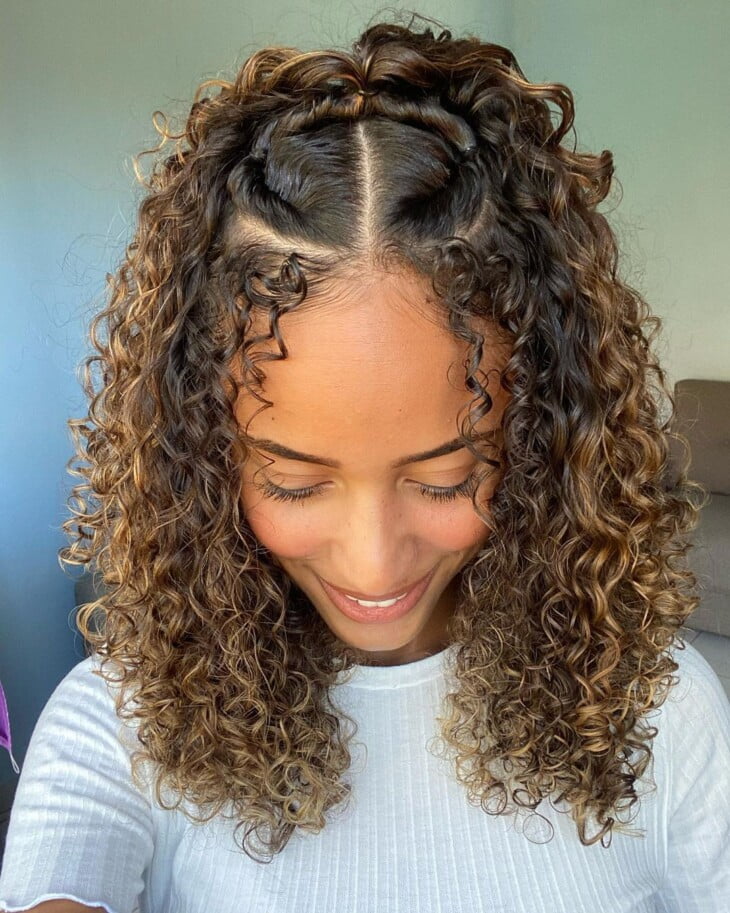 tutorial passo a passo: coque abacaxi perfeito para cabelo cacheado