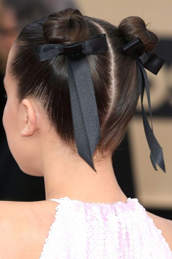 penteado com laço grande cabelo cacheado
