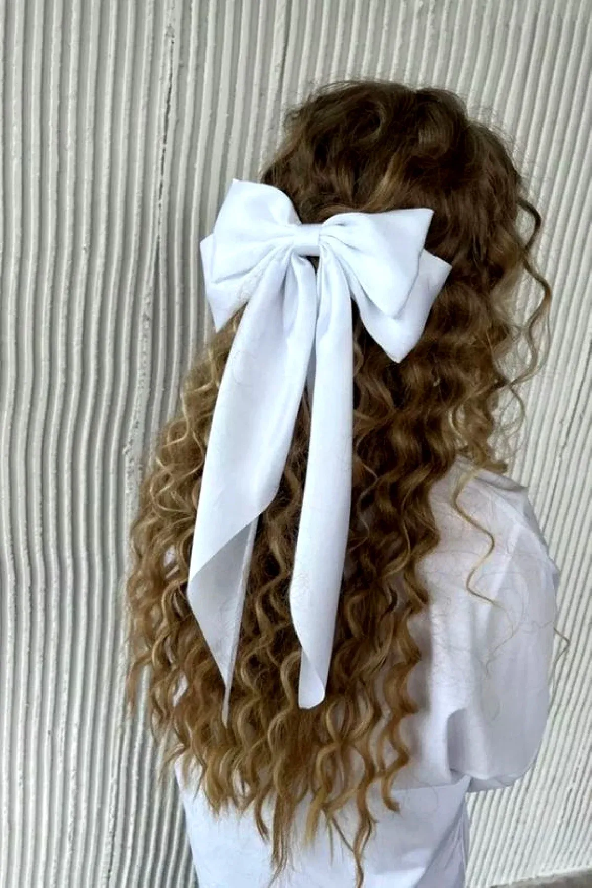 penteado com laço grande rabo de cavalo