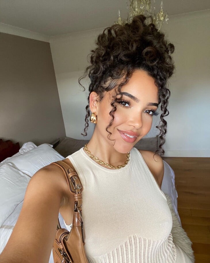 penteado semi preso com trança para cabelo cacheado curto