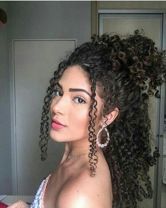 penteado de cabelos cacheados